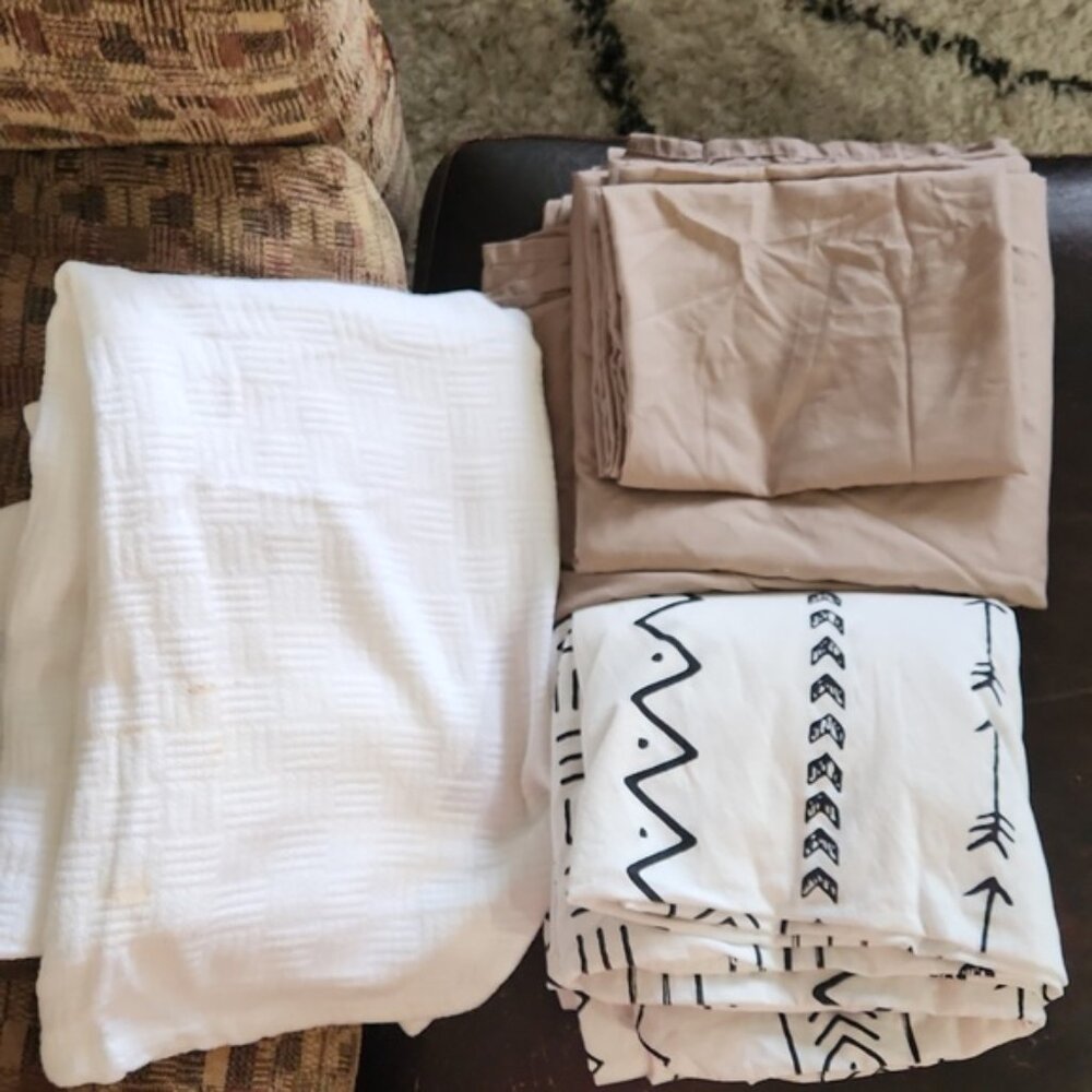 Bed set (Queen/Full duvet, flat sheet, two pillow cases *NO FITTED) and throw